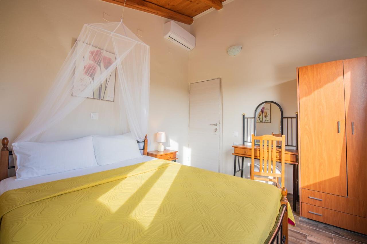 Villa Stelios Stone House Sinarades à Kouramádes Extérieur photo