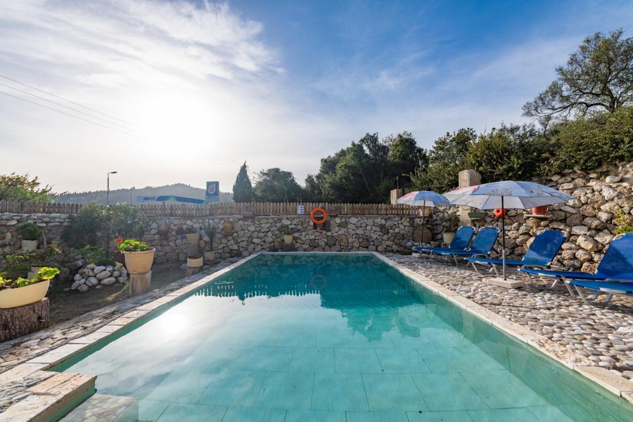 Villa Stelios Stone House Sinarades à Kouramádes Extérieur photo